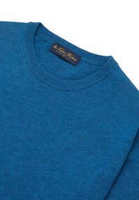 Blauwe gebreide trui met een ronde halslijn. Zachte structuur en gemiddeld gewicht met een label met gouden letters binnenin genaaid.