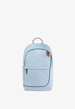 Helles blaues Rucksack aus Stoff, mit einem oberen Griff, zwei braunen Reißverschlussschiebern, einer Vordertasche und subtiler Markenkennzeichnung an der Seite.