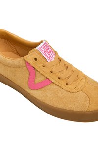 Tan-suede Vans-Sneaker mit rosa Seitenstreifen, passenden beige Schnürsenkeln, brauner Sohle und weißem Zungenetikett mit rotem Vans Off The Wall Branding.