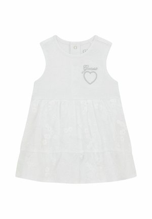 Vestito bianco senza maniche per neonata con gonna in pizzo floreale e cuore argentato e logo "Guess" ricamati sul petto.