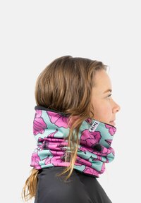 Licht turquoise nekwarmer met roze bloemenpatronen en zwarte accenten. Gemaakt van gladde stof en heeft een genaaide logotag aan de zijkant.