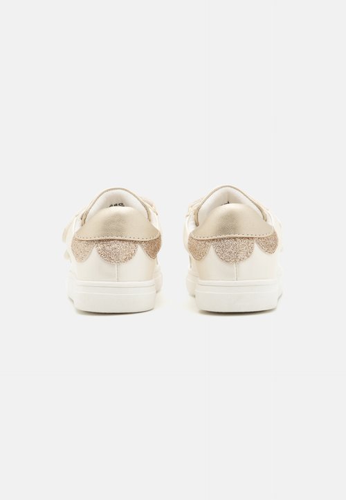 Witte sneakers met een glad leren afwerking, voorzien van een beige glinsterend golfpatroon bij de hiel en een witte rubberen zool.