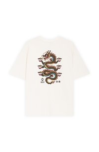 Camiseta de algodón color crema con mangas cortas que presenta una gran impresión colorida de un dragón en la parte posterior, detallada con escamas y cuencos decorativos.