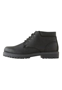 Schwarze Leder-Stiefeletten mit glatter Oberfläche, sechs runden Ösen und einer strukturierten Gummisohle mit ausgeprägtem Profil.