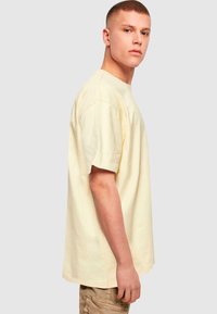 Merchcode FAITH - T-shirts print - softyellow