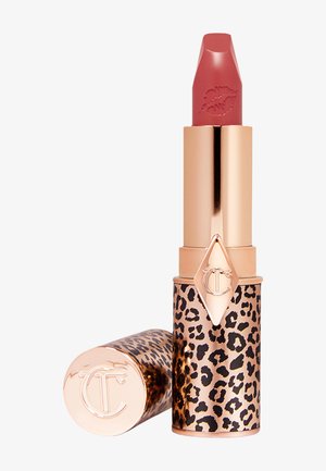 Lippenstift mit einem Gehäuse im Leopardenmuster, goldenen Akzenten und einer rosa-braunen Hülse mit einem Kussabdruck an der Spitze. Elegantes Design.