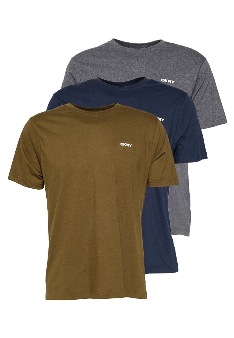 Tres camisetas apiladas: verde oliva, azul marino y gris jaspeado. Cada una tiene un cuello redondo y mangas cortas; logo de DKNY en el lado izquierdo del pecho.