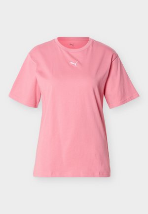 Tricou roz cu mâneci scurte Puma, cu logo-ul alb Puma centrat sub decolteul rotund, pe un fundal simplu.