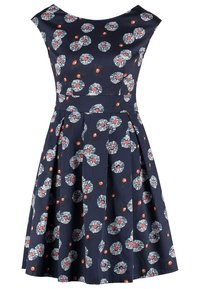 Námořnické šaty s těsným korzetem a rozšiřující se sukní, zdobené bílými květinovými vzory s červenými středy. Vyrobené z hladké tkaniny, s krátkými rukávy.