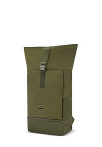 Zaino in tessuto verde con design a sacca arrotolabile, tracolla regolabile e base inferiore. Presenta una texture liscia e un piccolo dettaglio con logo.