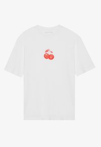 Hvid bomulds T-shirt med et rødt grafik af to kirsebærfrugter med ansigt og et blad, korte ærmer og rund halsudskæring.