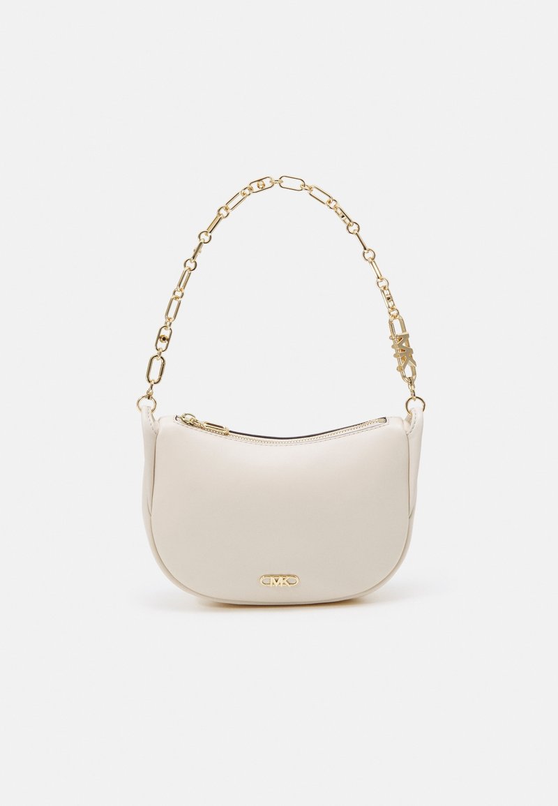 Petit sac à main blanc cassé de forme arrondie, fermeture éclair dorée, bandoulière chaîne dorée, et petit logo doré au centre avant.