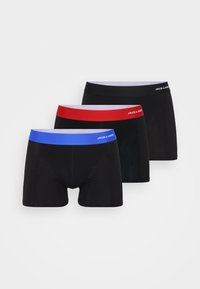 Schwarzes Boxershorts-Set mit drei Paaren, die kontrastierende farbige Bündchen haben: blau, rot und schwarz, aus dehnbarem, strukturiertem Stoff.