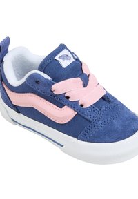 Blaues Wildleder- und Canvas-Sneaker mit pinken Akzenten, ausgestattet mit einer Schnürung, gepolstertem Kragen und weißer Gummisohle mit blauer Streifen.