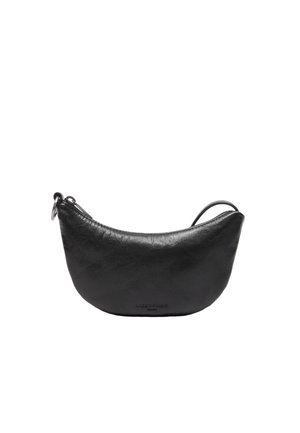 Czarna skórzana torebka na ramię w kształcie półksiężyca z zamkiem błyskawicznym i cienkim regulowanym paskiem.