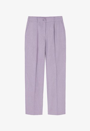 Pantalones en lavanda claro con un corte relajado, que presentan pliegues frontales, un cierre de botón y bolsillos laterales. Fabricados con una tela ligera.