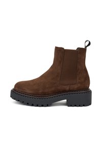 Botín Chelsea de ante marrón con paneles elásticos laterales, suela de goma negra gruesa y una lengüeta en la parte trasera. Diseño de punta redondeada.