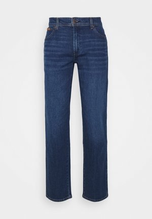 Jeans de mezclilla azul oscuro con un diseño de pierna recta, con cierre de botón, un ligero desgaste y estilo clásico de cinco bolsillos.