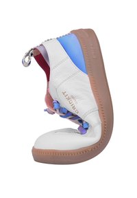 Scarpone da arrampicata in pelle bianca con accenti multicolori in rosa, blu e lavanda. Presenta una suola in gomma e un design di allacciatura unico.