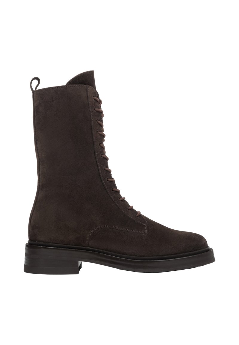 Brązowe zamszowe botki za kostkę z sznurowanym przodem, płaską skórzaną podeszwą i pętlą na tyle. Charakteryzują się gładką fakturą i prostym wzornictwem.