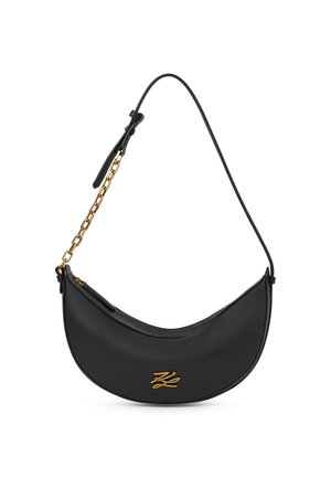 Czarna torebka na ramię w kształcie półksiężyca z regulowanym paskiem, złotymi detalami w formie łańcuszka oraz złotym logo na przodzie.