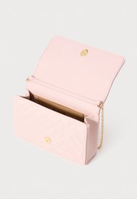 Borsa trapuntata rosa chiaro con bottone dorato e catena, aperta per mostrare i compartimenti interni e uno slot per carte color beige etichettato "LOVE MOSCHINO".