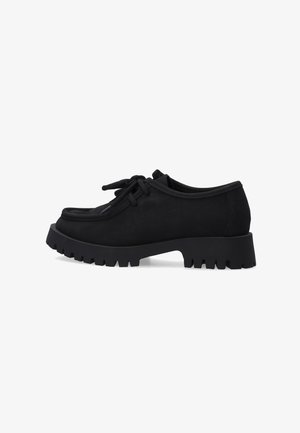 Zwarte schoenen gemaakt van textuurmateriaal met een ronde neus, een iets verhoogde dikke zool en een vetersluiting. Voorzien van robuuste tractiondetails.
