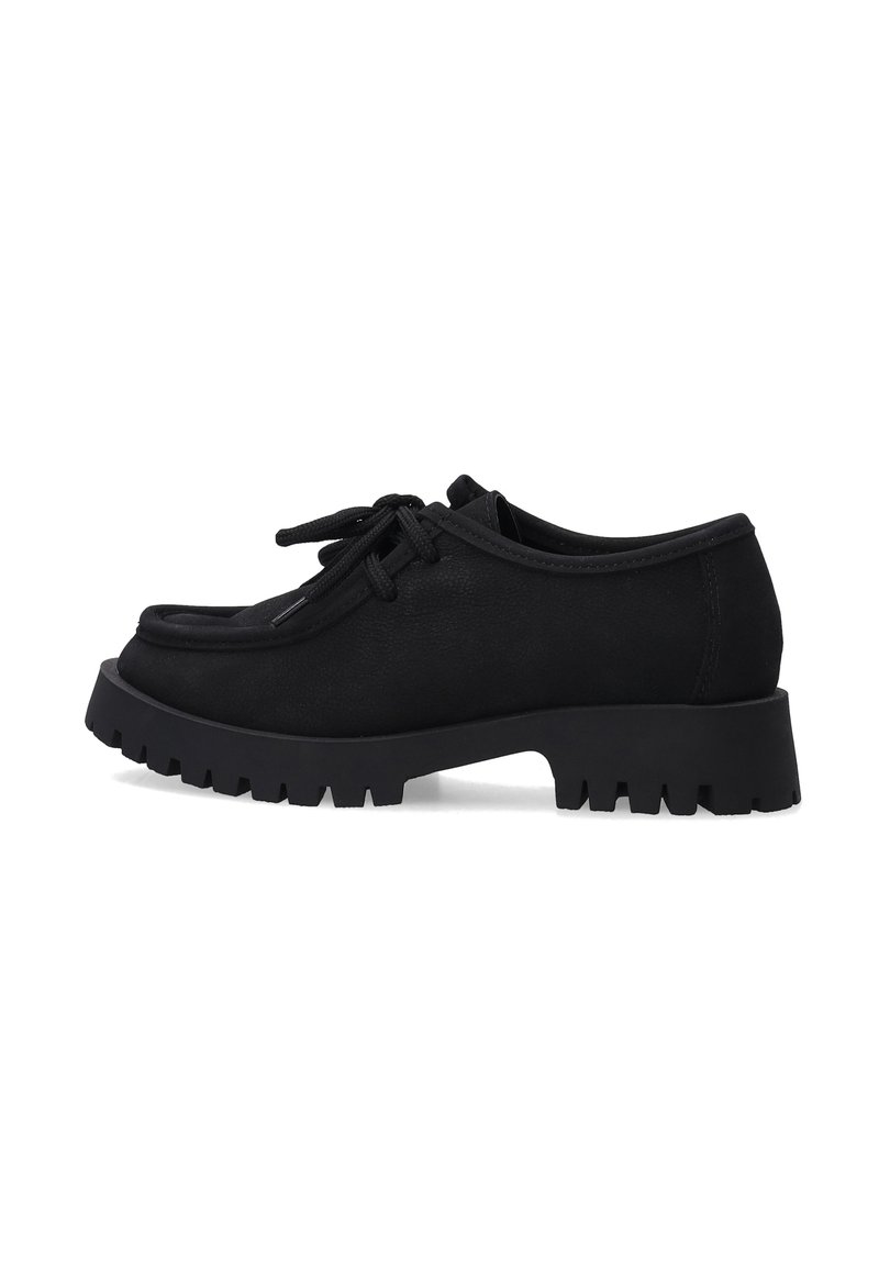 Černé boty vyrobené z texturovaného materiálu, s kulatou špičkou, mírně vyvýšenou silnou podrážkou a šněrovacím designem. Obsahují robustní protiskluzové detaily.