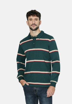 Polo de manga larga verde oscuro con rayas horizontales en crema y rojo. Presenta un cuello y una tapeta con tres botones.