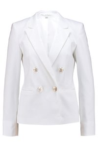 Bílý dvouřadý blejzr s hladkým materiálem, klopovými límci a čtyřmi dekorativními stříbrnými knoflíky vpředu.