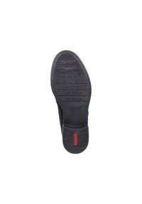 Semelle de chaussure noire avec des motifs de texture pour une meilleure adhérence et un accent logo rouge. Conçue pour la durabilité et la traction, elle présente une base large et plate.