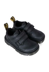 Scarpe di pelle nera con due cinturini in velcro, colletto imbottito e suola in gomma con un leggero tacco e dettagli testurizzati. Linguetta gialla sul retro.
