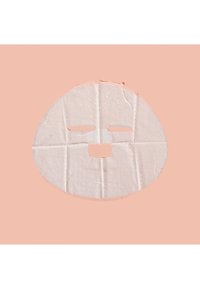 Tuchmaske aus weißem Stoff mit Ausschnitten für Augen, Nase und Mund; strukturiert mit erhabenen Punkten; vor einem zartrosa Hintergrund platziert.