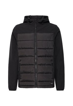 Svart hettejakke med en kombinasjon av puffer- og softshell-materialer, glidelås foran og glidelåslommer på siden.