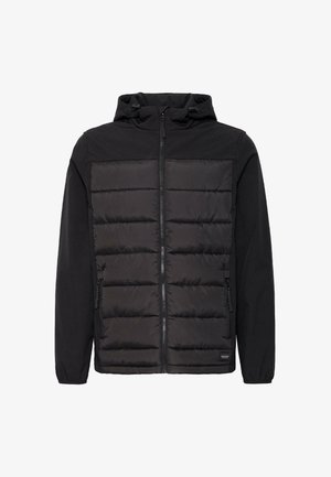 Crna kapuljača jakna koja kombinira puffer i softshell materijale, s patentnim zatvaračem sprijeda i patentnim zatvaračem na bočnim džepovima.