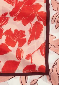 Bufanda floral con patrones abstractos de flores rojas y rosas. Tejido ligero con un borde oscuro que contornea el diseño.