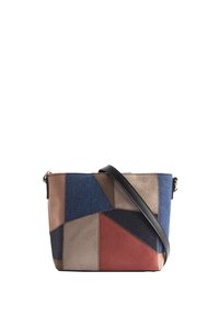 Pestrobarevná patchwork taška vyrobená z měkkého semiše a denimu, zdobená geometrickými tvary v modré, hnědé, červené a béžové barvě, s černým ramenním popruhem.