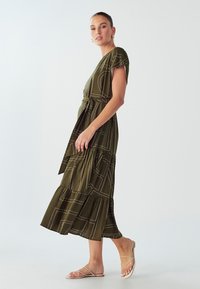 WILLA LORRI MIDI  - Freizeitkleid - olive geo