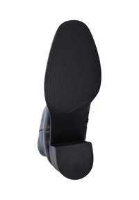 Zwarte leren laars gezien vanuit de zool, met een getextureerde rubberen onderkant en blokhak, maat 37 gemarkeerd op het booggebied.