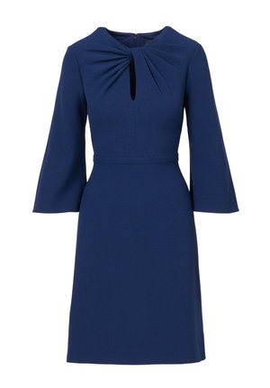 Granatowa sukienka do kolan z rozkloszowanymi rękawami do trzy czwarte, marszczonym dekoltem z centralnym wycięciem w kształcie klucza oraz dopasowaną talią.