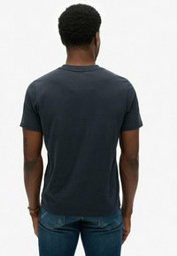 Mørkeblå kortærmet T-shirt lavet af bomuld, med rund halsudskæring og en afslappet pasform. Glat tekstur med minimale designdetaljer.