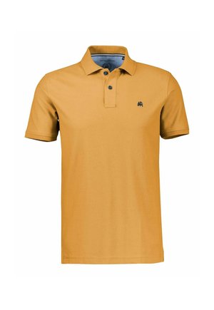 Senfgelbes Polohemd mit kurzen Ärmeln, zwei Knöpfen und einem kleinen schwarzen, gestickten Logo auf der linken Brust.