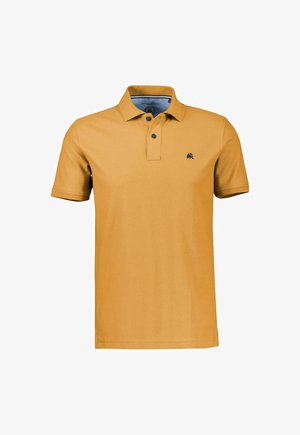 Senfgelbes Polohemd mit kurzen Ärmeln, zwei Knöpfen und einem kleinen schwarzen, gestickten Logo auf der linken Brust.