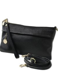 Zwarte gestructureerde leren clutch met een rits aan de bovenkant, een afneembare schouderband en hardware in goudtint. Inclusief een klein rijdend hanger eraan bevestigd.