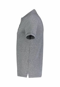 Polo gris à manches courtes avec col et deux boutons vu de côté, avec un petit logo vert sur la poitrine.