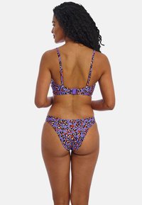 Bikini kuprinti la leopard wa rangi ya zambarau unao sehemu ya bralette iliyo na uhamasishaji na kifungo, ikifuatana na sehemu za chini zenye kupanda chini.