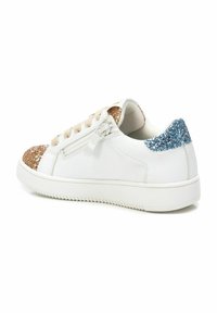Sneaker bianco con punta glitterata testurizzata in oro e dettaglio glitterato blu sul tallone. Presenta lacci beige e chiusura laterale con zip.