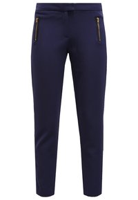 Marinebroeken van gladde stof, met ritszakken aan de voorkant met gouden hardware, taperede pasvorm en een schone, gepolijste uitstraling.