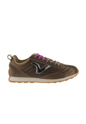 Sneaker marrone a taglio basso con logo nero, lacci rosa e beige, intersuola bianca e suola esterna in gomma marrone chiaro su sfondo bianco.