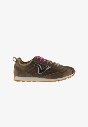 Zapatilla deportiva baja marrón con logo negro, cordones rosas y beige, entresuela blanca y suela exterior de goma marrón claro sobre fondo blanco.